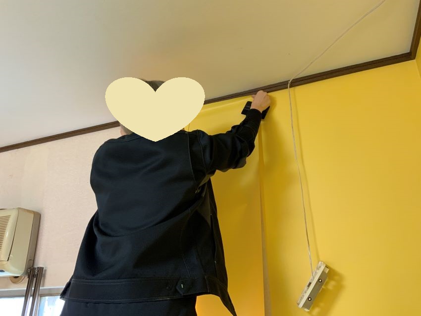 壁紙シールを貼っているところ