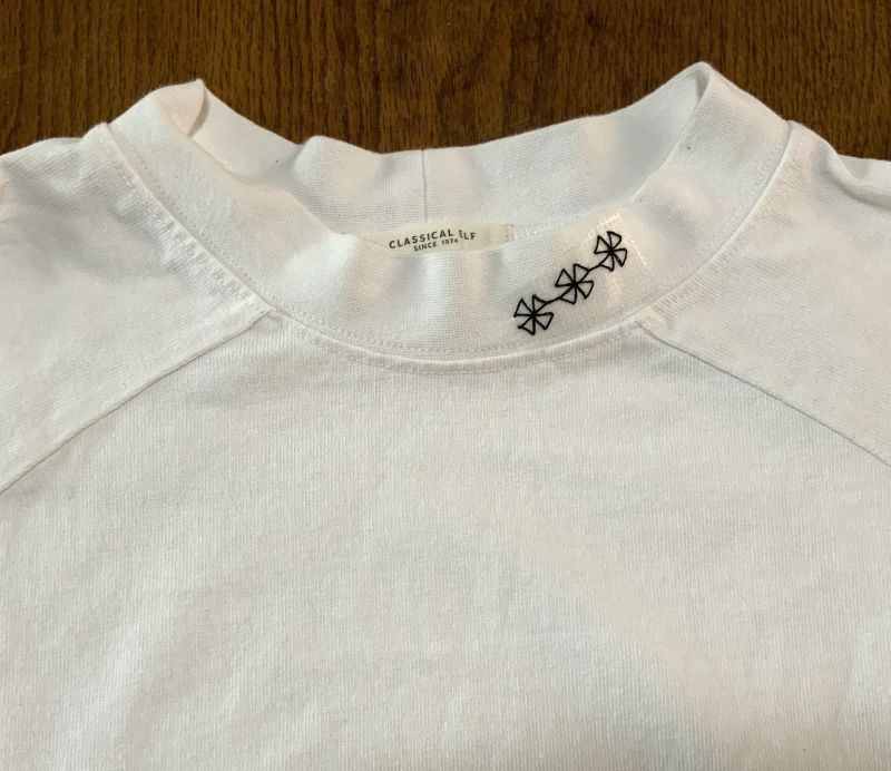 Tシャツの襟にブラックワーク刺繍