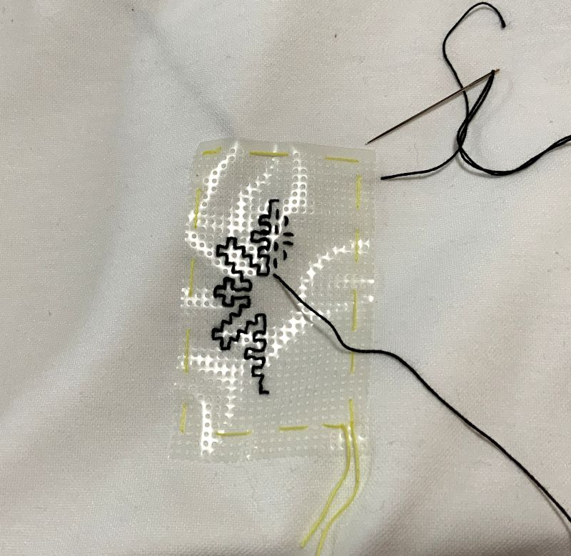 ブラックワークのワンポイント刺繍
